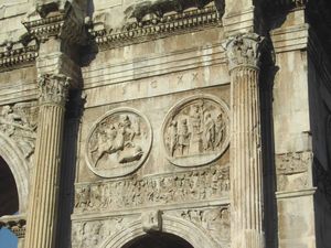 오른쪽(동쪽) 아치 위의 둥근 부조와 프리즈, 남쪽에서 바라본 모습