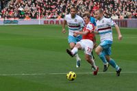 야콥센과 마누엘 다 코스타가 안드레이 아르샤빈의 공을 걷어내려 시도하고 있다.