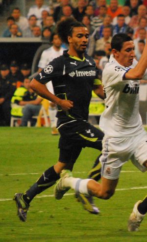 2011년 토트넘 홋스퍼에서 뛰고 있는 아수-에코토(왼쪽)