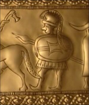 깃털 장식이 달린 냄비 투구를 쓴 병사의 묘사, 할슈타트 문화 청동 벨트 플라크, 슬로베니아 바체, 기원전 400년경