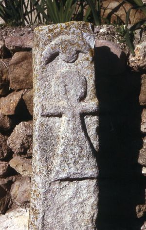 카르타고 토페트에서 발견된 석비에 새겨진 타니트의 상징. 형상 위에 초승달이 묘사되어 있다.