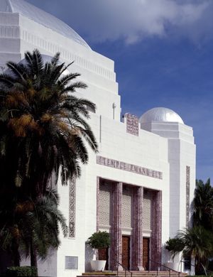 1947년 이마누엘 사원이 건축되었을 때 유대인에게 개방된 해변 지역은 거의 없었다.