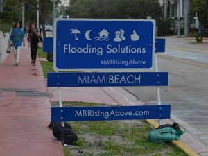 사우스 비치의 도로 높이를 올리는 프로젝트 근처의 표지판