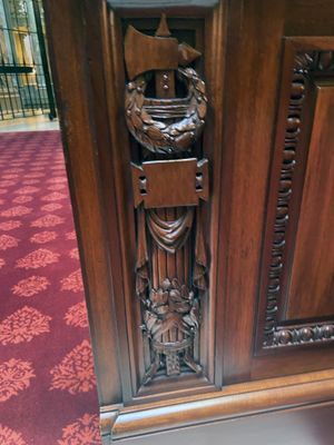 미네소타 주 대법원 회의실 난간의 화려한 목공예품