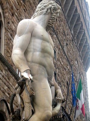 2005년 8월 4일 밤 반달 행위로 손이 떨어져 나간 뒤의 분수 모습