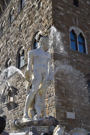 정적인 모습의 넵투누스