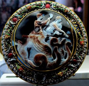 메살리나가 클라우디우스의 개선식에서 용 전차를 이끌고 있다. 사도닉스 카메오 판은 에나멜 프레임 안에 있다. (메달 박물관, 파리)