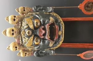 티베트의 시티파티 가면, 마하칼라를 묘사함. 시티파티의 해골 가면은 삶의 무상함과 영원한 생과 사의 순환을 상기시킨다.