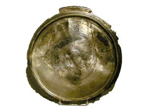 1945년 케른트너 슈트라세(Kärntner Straße) 주변에서 발견된 은접시, 더 큰 유물의 일부