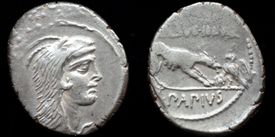 기원전 45년 로마에서 L. 파피우스 켈수스가 주조한 은 데나리우스. 앞면에는 라누비움이 주요 숭배 중심지였던 유노 소스피타가 묘사되어 있고, 뒷면에는 라누비움의 건국 신화가 묘사되어 있다. 숲에서 불이 갑자기 나자 늑대가 입으로 마른 나무를 물어 불에 던지고, 독수리는 날갯짓으로 불꽃을 부채질했다. 그러나 여우는 꼬리를 강물에 적셔 불을 끄려 했다. 늑대와 독수리가 우세해지자 여우는 물러갔다. 이 동물들의 청동 기념물은 라누비움의 포룸에 서 있다고 한다.
