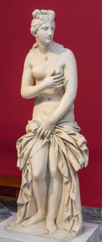 바이아이의 아프로디테. 1924년 국립 박물관에 기증. 목, 머리, 오른팔은 안토니오 카노바가 복원. 기원후 2세기 로마 버전, 기원전 4세기 "시라쿠사의 아프로디테" 유형 (아테네 국립 고고학 박물관)