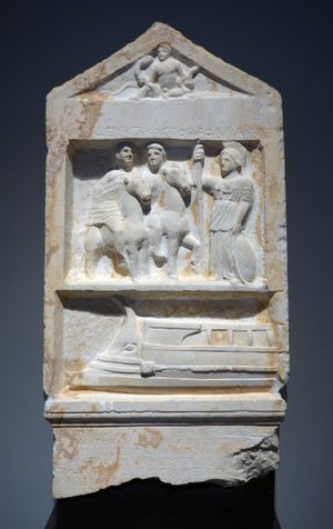 보이오티아 친교 비석. 아테나와 디오스쿠로이 위에 아기 헤라클레스가 뱀을 목 조르는 모습 (상단), 그리고 전함 위에 있는 아테나 알레아와 디오스쿠로이 (기원전 369–363년)