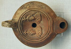 별 모양의 십자가는 이 로마식 등잔(서기 1세기)에서 쌍둥이자리를 나타낸다.