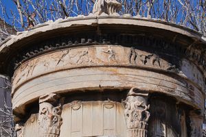 리시크라테스 기념비의 프리즈와 주두, 아테네, 건축가 미상, 기원전 330년대, 현존하는 가장 초기의 사례 중 하나