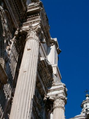 포로 로마노에 있는 셉티미우스 세베루스 개선문의 코린트식 기둥