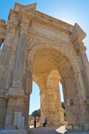 렙티스 마그나에 있는 셉티미우스 세베루스 개선문의 코린트식 기둥