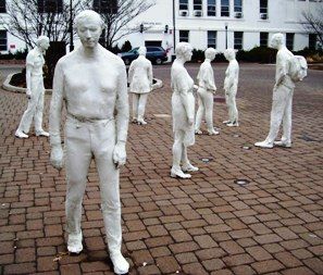 시걸의 Street Crossing (1992), 몽클레어 주립 대학교에 위치해 있으며, 그의 조각 작품의 전형적인 모습을 보여준다