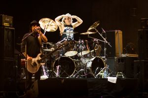 2013년 폴란드 바르샤바의 우르시날리아 페스티벌에서 모터헤드와 함께 공연하는 디