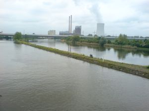 네카르줄름의 네카 강, 배경은 하일브론의 석탄 화력 발전소