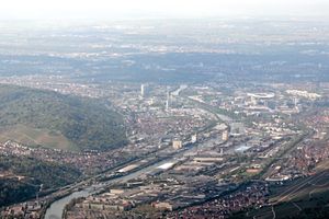 슈투트가르트-운터튀르크하임 인근의 네카어 강, 고도로 산업화된 지역을 통과함