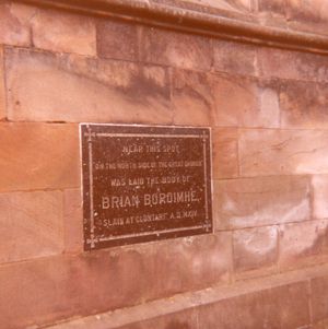 아마의 성 패트릭 대성당(COI)에 있는 브라이언 보루의 묘소 석판