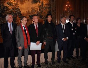 브리스톨 빛의 상}}을 수상하고 있다.