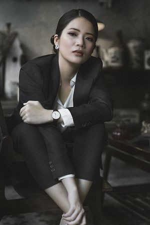 정장 차림의 여성