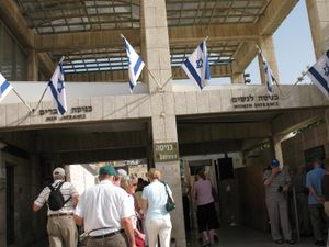 예루살렘의 종교적 장소인 통곡의 벽으로 들어가는 성별 분리된 입구