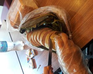 판매자가 짜루어를 자르고 있다.