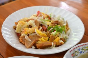 얌 무 요 톳 카이 다오는 튀긴 무 요와 카이 다오로 만든 매콤한 태국 샐러드이다.