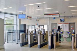 서리 키스 역의 전자식 티켓 게이트