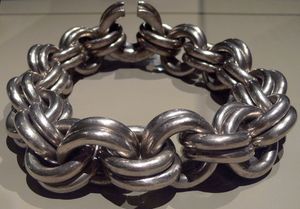 화이트클리프 체인, 10개 중 하나로 알려진 고품질 픽트족 은 목걸이, 서기 400년에서 800년 사이