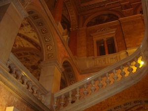 주 출입구에서 1층으로 이어지는 대리석 계단