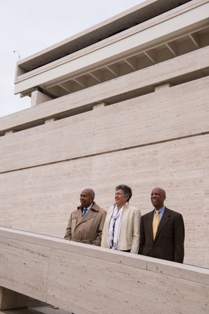 "리틀록 9인"의 세 멤버 (왼쪽부터) 어니스트 그린, 칼로타 월스 라니에, 테렌스 로버츠가 2014년 LBJ 대통령 도서관 계단에 함께 서 있다.