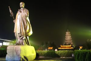 야경 속 대안탑과 현장 조각상