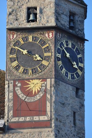 라퍼스빌성 Zeitturm (시계탑). Hauptplatz (중앙 광장)에서 본 풍경.