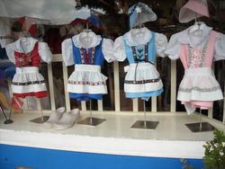 솔뱅에서 판매되는 덴마크 의상 모조품