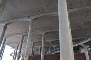 공항 활주로 확장 아래의 지지 기둥