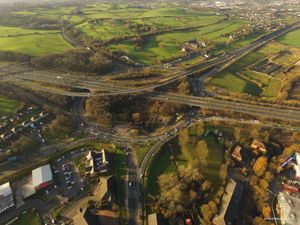 클렉히튼 북쪽, M606의 종점에 있는 M62의 체인 바 인터체인지 모습