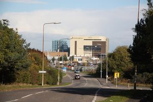 그림스비 서쪽에 있는 유로파크 옆, 226에이커의 노바티스 그림스비; 1951년부터 그곳에 있었으며, 처음에는 설파티아졸을 만드는 Ciba (바젤 화학 산업)로 시작했다.