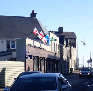 북아일랜드 뉴캐슬의 펍에 게양된 홈 네이션스 국기; 아일랜드는 아일랜드 럭비 풋볼 연합의 국기로 표시됨