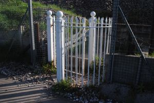 사우스 데번 본선에 있는 Cockwood Steps의 보행자 횡단로는 GWR 창살형 난간이 있는 문을 유지합니다