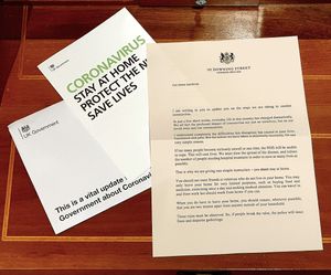 영국 총리가 최근 시국 관련 국민들에게 보낸 서한. 코로나바이러스 대응을 위한 영국 정부의 안내문도 함께 배송되었다. (4월 3일)