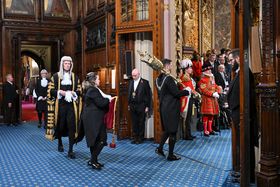 2023년 국회 개원식에서 완전한 의례 복장을 착용한 대법관, 그의 가방 담당자와 경호대장이 앞장서고 있다.