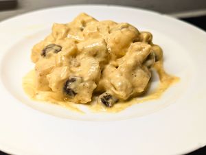 Coronation chicken (1953) 마요네즈, 술타나, 카레 가루로 만든 요리