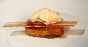 스크램블 에그와 베이컨 아이스크림, 더 팻 덕 레스토랑에서 제공됨