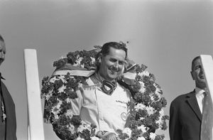 잔드보르트에서 열린 1966년 네덜란드 그랑프리에서 우승한 후의 브라밤.