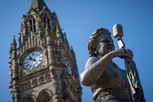 로치데일 타운 홀 밖의 데임 그레이시 필즈 동상