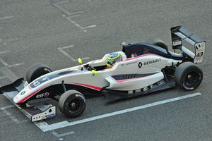 2017 포뮬러 르노 유로컵에서 레이싱을 하는 사전트