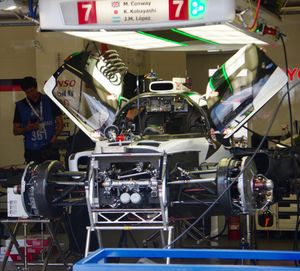 차고에 있는 토요타 TS050 하이브리드 #7, 전면 서스펜션 표시